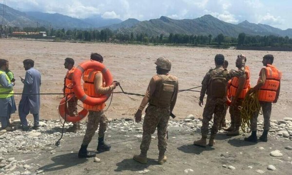 忠程配资 巴基斯坦西北部洪水已造成11人死亡