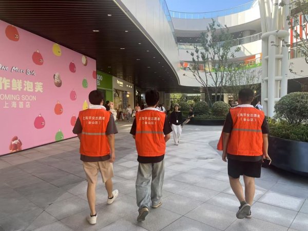 楠希配资 乐高配套主题商业街上，小男孩意外走失，幸好有枫泾这支队伍.....