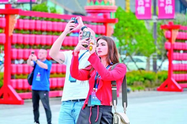 掌柜配资 全球旅行商“踩线”湖北“神武峡”